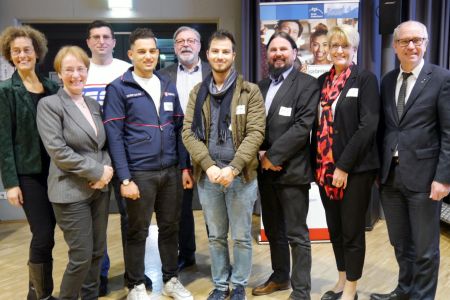 Durchstarten statt Chancenlosigkeit –Auftakt der Initiative „Durchstarten durch Ausbildung und Arbeit“ (v.l.:) Eva Kalamenovich (Koordinatorin, Kommunales Integrationszentrum), Petra Bolte (Amtsleitung des BIZ), Rauf Mirzayev, Yousef Rajab, Bernhard Lünz (Leiter Kommunales Integrationszentrum), Ismael Al Janabi, Dr. Stefan Buchholt (Landesweite Koordinierungsstelle Kommunale   Integrationszentren), Annette Mühlenhoff (Dezernentin Kreis Paderborn) und Landrat Manfred Müller.  zu sehen sind drei Flüchtlinge, die auf der Bühne über ihre Erfahrungen berichtet haben, sowie Landrat Manfred Müller und die Organisatoren der Veranstaltung